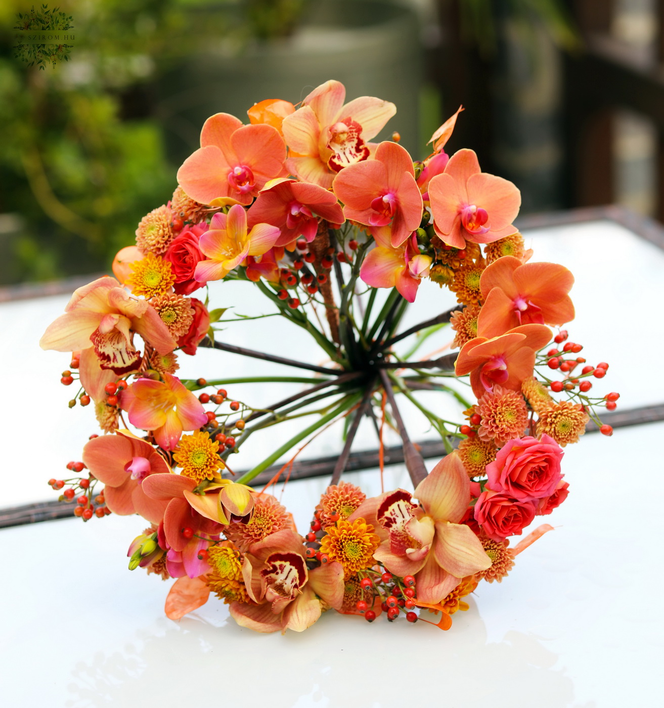 Blumenlieferung nach Budapest - Moderner Brautstrauß, in Ringform, mit Orchideen (Phalaenopsis, Cymbidium, Freesie, Santini, Sprührose, Orange)