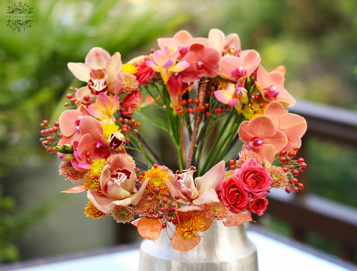 Blumenlieferung nach Budapest - Moderner Brautstrauß, in Ringform, mit Orchideen (Phalaenopsis, Cymbidium, Freesie, Santini, Sprührose, Orange)