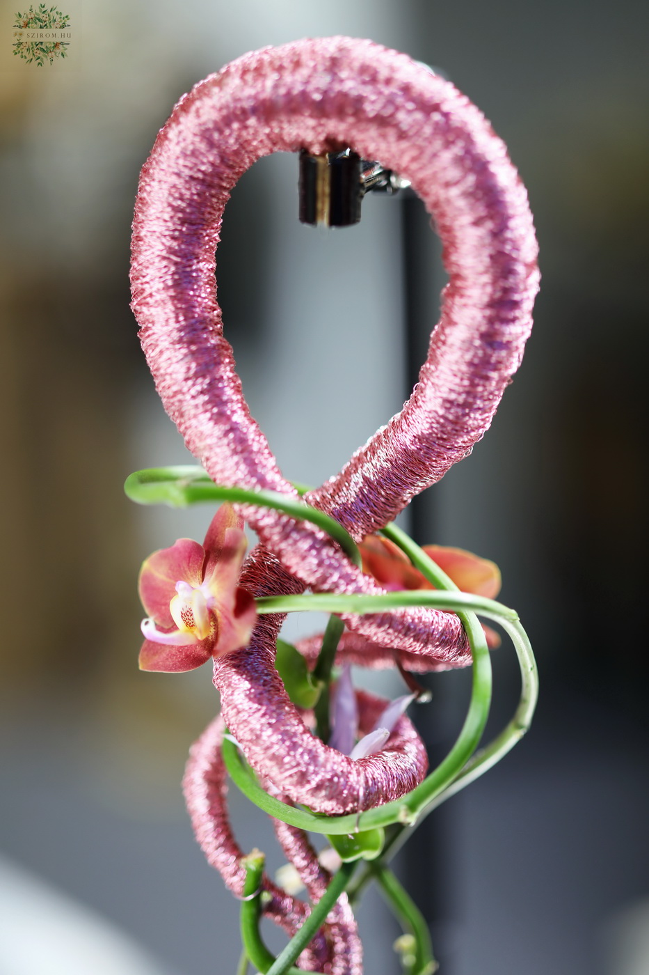 Blumenlieferung nach Budapest - Moderner handgemachter Spiral-Brautstrauß mit Orchidee (rosa)