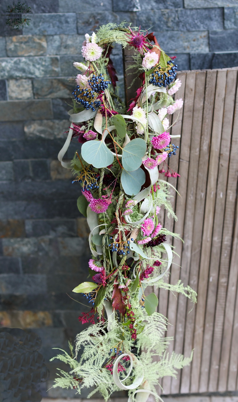 Virágküldés Budapest - Leomló menyasszonyi csokor bordó - halványzöld színekben (santini krizi, scabiosa, tillandsia)