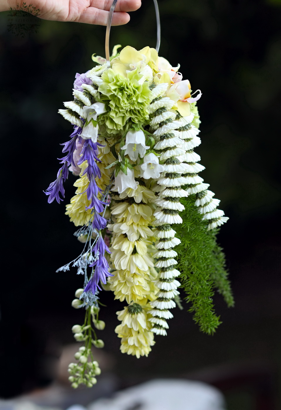 Blumenlieferung nach Budapest - Moderner Krizi-Blumenstrauß mit Blumengirlanden (Krizi, Rittersporn, Orchidee, Lavendel, Lila, Creme)