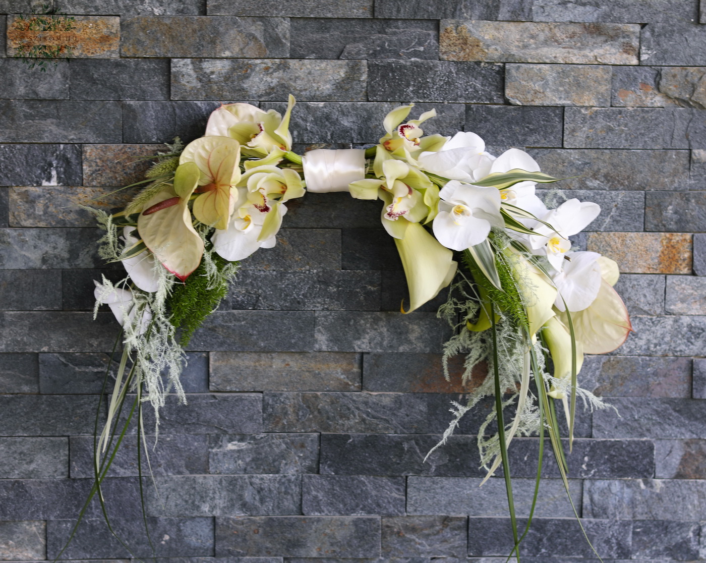 Virágküldés Budapest - Modern trendi menyasszonyi csokor ( kála, orchidea, anthurium, fehér, zöld)