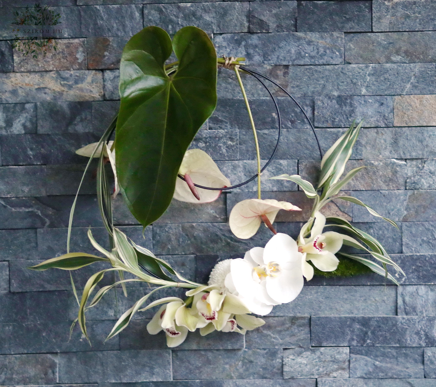 Blumenlieferung nach Budapest - Moderner Hoop-Bouquet mit Anthurium und Orchideen (weiß, grün)