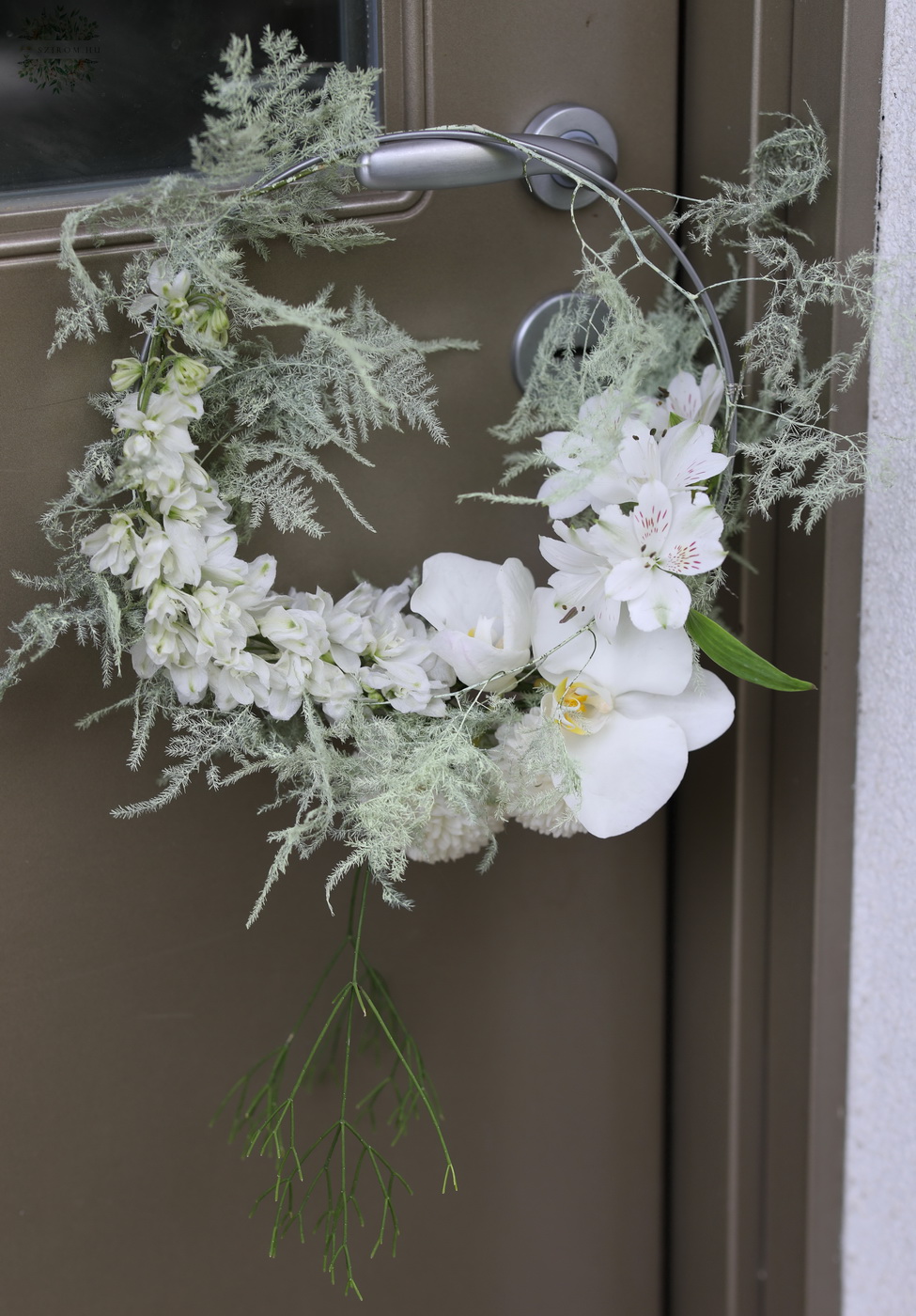 Blumenlieferung nach Budapest - Moderner Hoop-Bouquet mit Rittersporn, Orchidee (weiß)