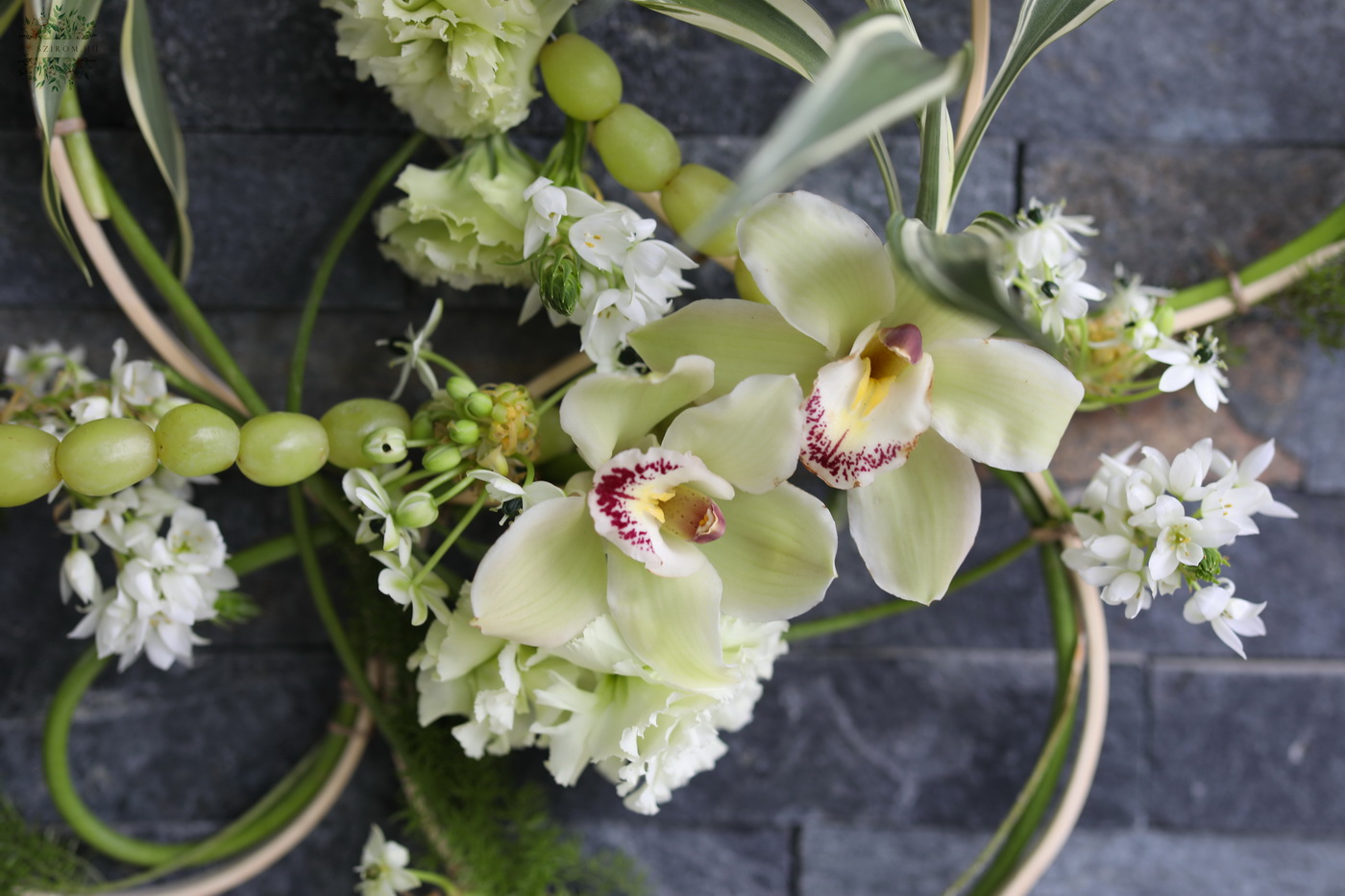 Blumenlieferung nach Budapest - moderner Hoop-Bouquet mit Orchideen (Ornithogalum, Calla, Orchidee, Grün)