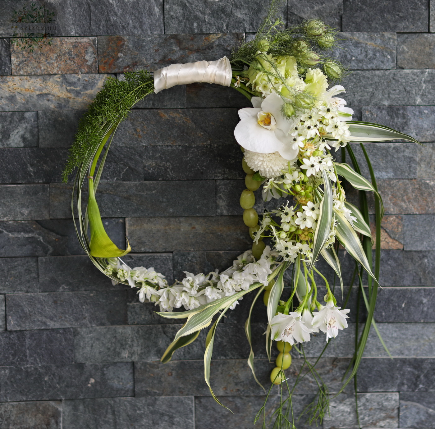 Blumenlieferung nach Budapest - Moderner Reifstrauß mit einseitiger Dekoration (Ornithogalum, Rittersporn, Alstroemeria, Calla, weiß)