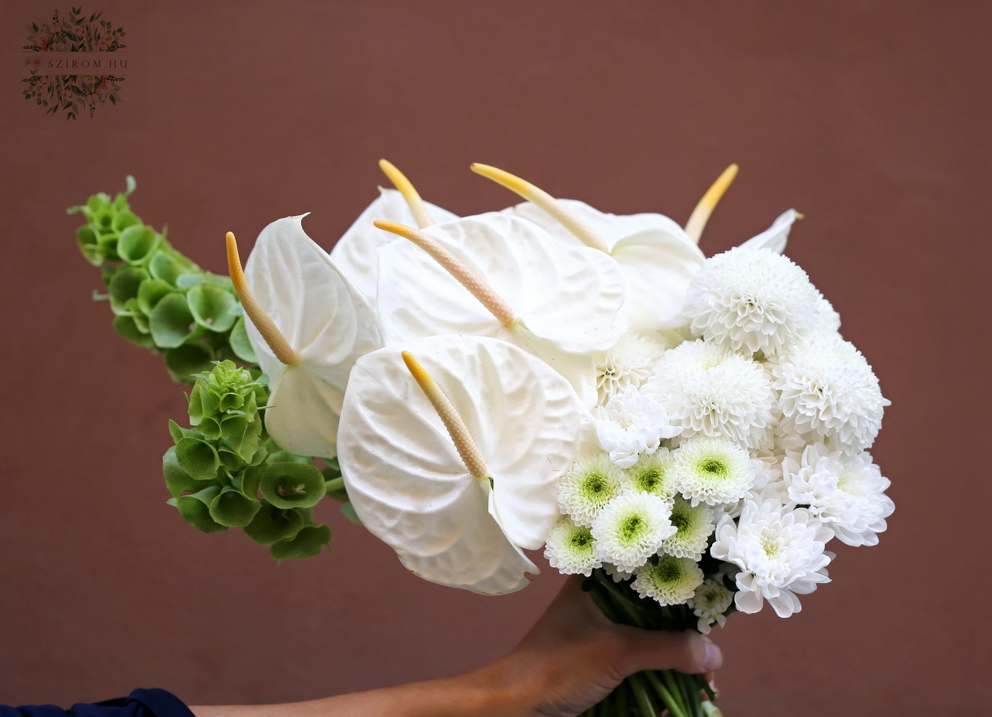 Blumenlieferung nach Budapest - Moderner Brautstrauß mit Anthurie und Kugelchrysantheme (weiß)