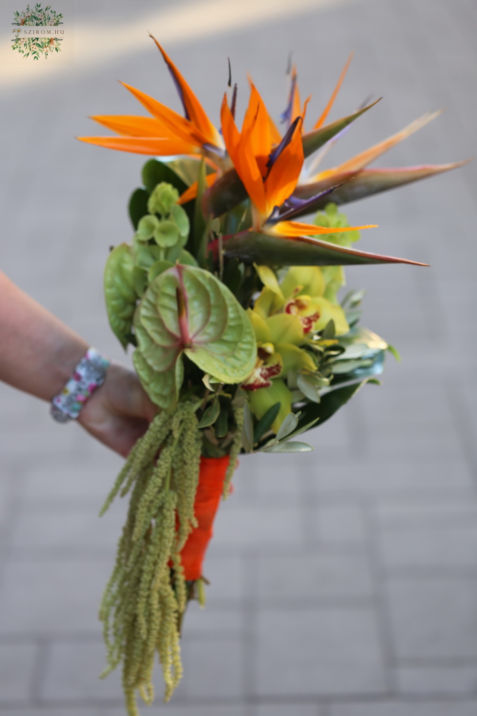 Virágküldés Budapest - Menyasszonyi csokor papagályvirággal (narancs, zöld, strelitzia, orchidea, anthurium, amaranthus)