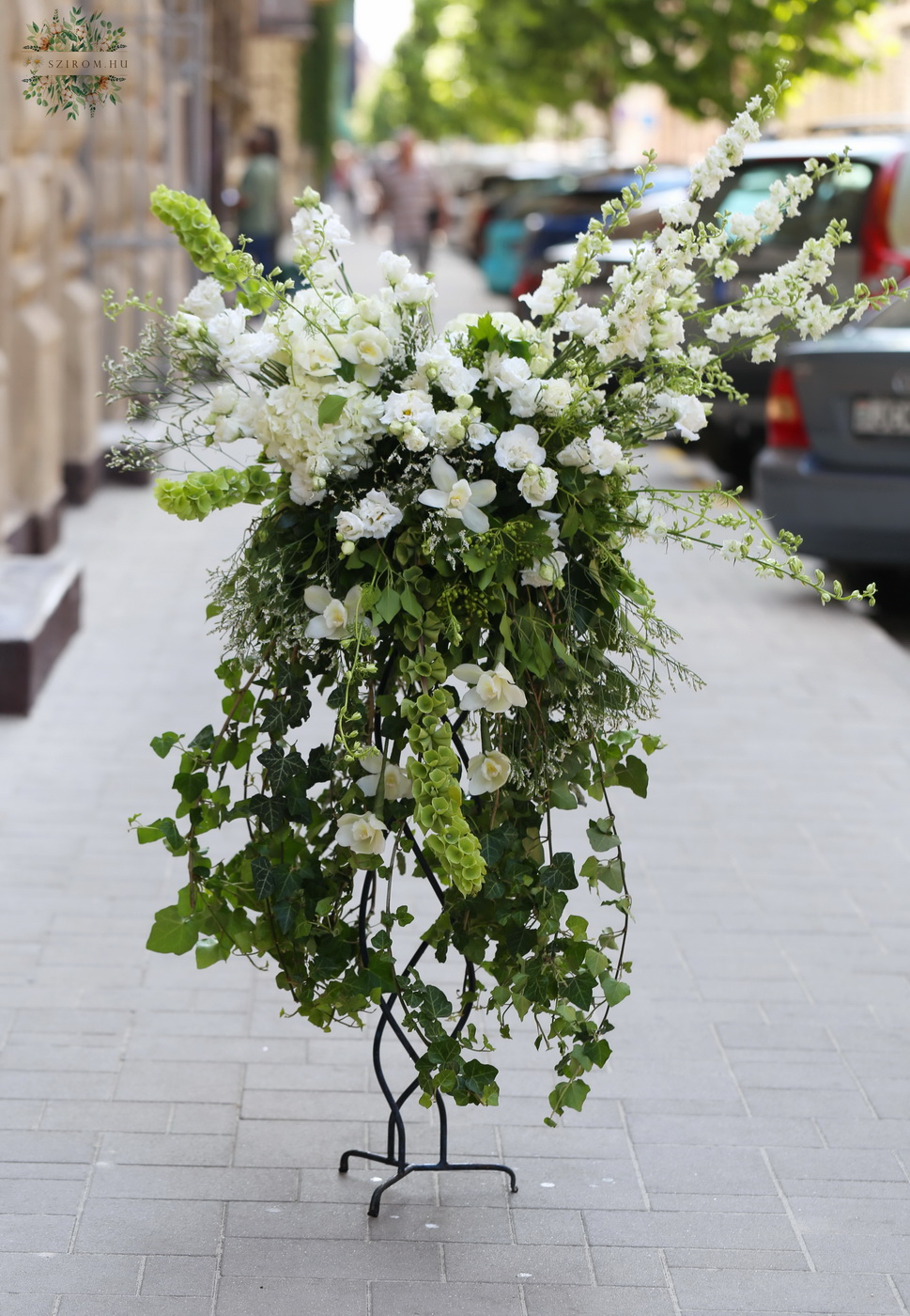 Virágküldés Budapest - Állódísz rendezvényre , esküvőre (Budapest, fehér, hortenzia, delphinium, liziantusz, orchidea)