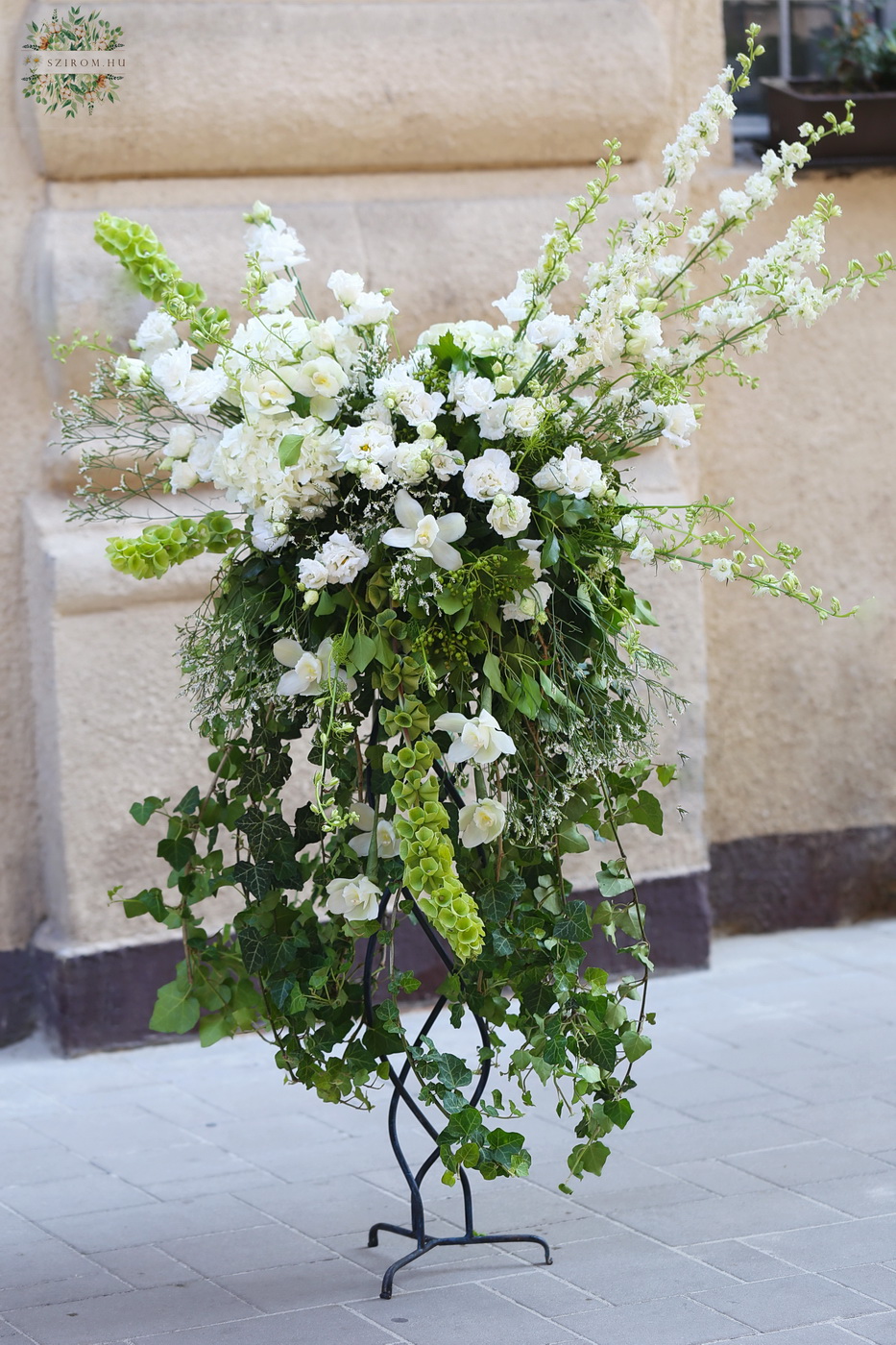 Virágküldés Budapest - Állódísz rendezvényre , esküvőre (Budapest, fehér, hortenzia, delphinium, liziantusz, orchidea)