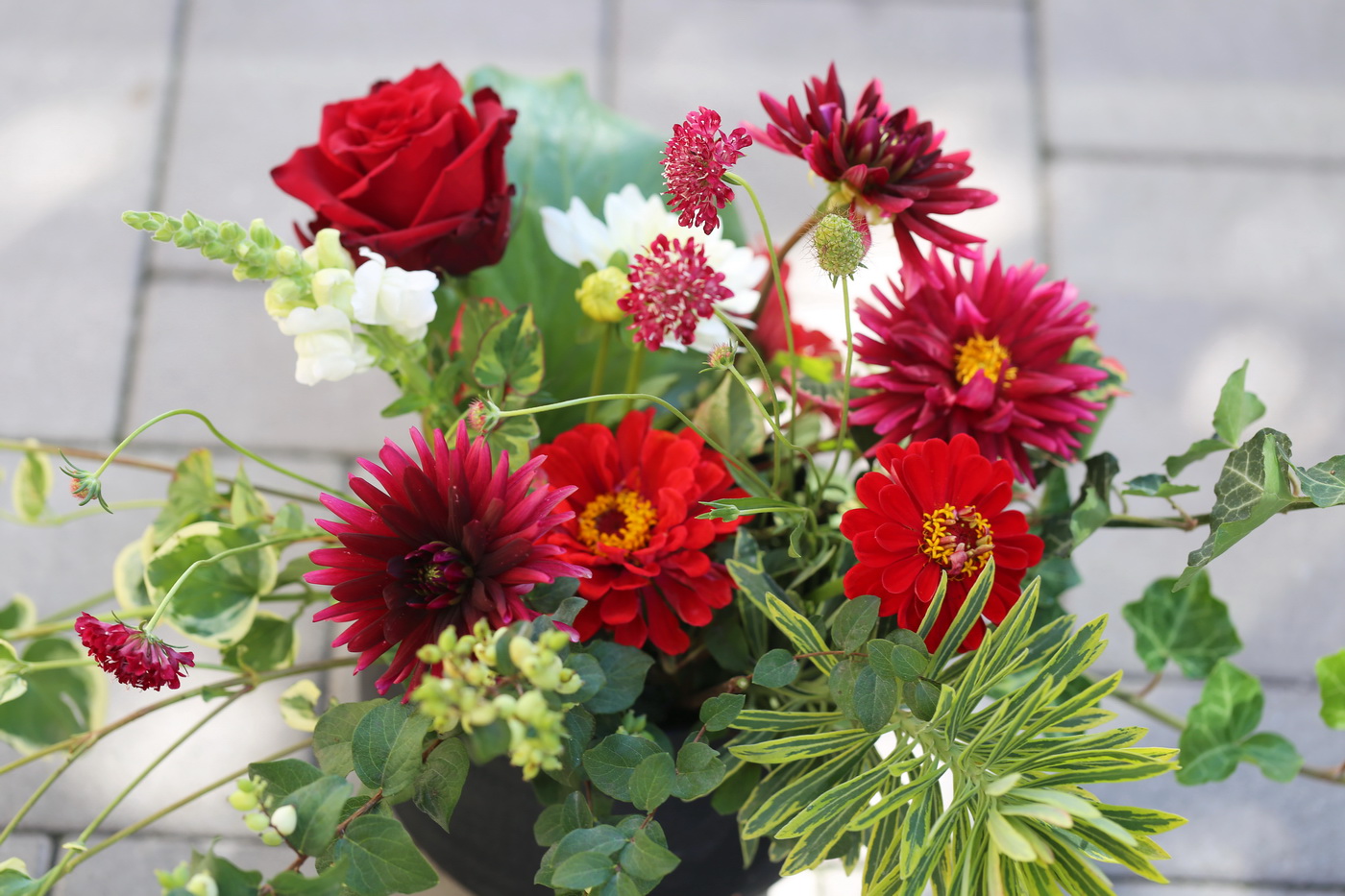 flower delivery Budapest - Autumn arrangement with dahlias in ceramic ball pot (11 stem)