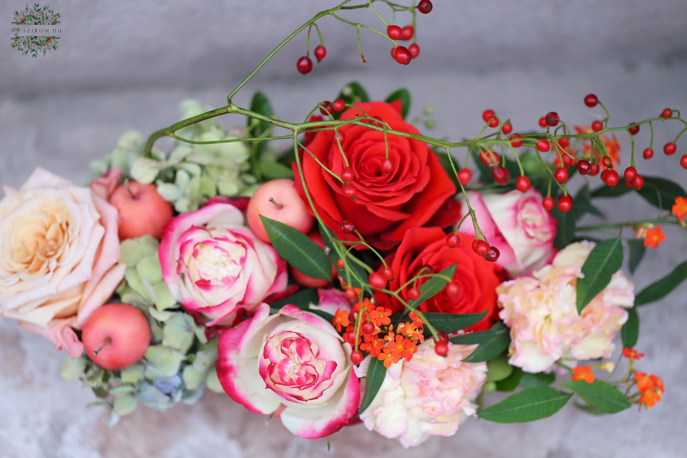 Blumenlieferung nach Budapest - Herbstblumenboot mit Äpfeln