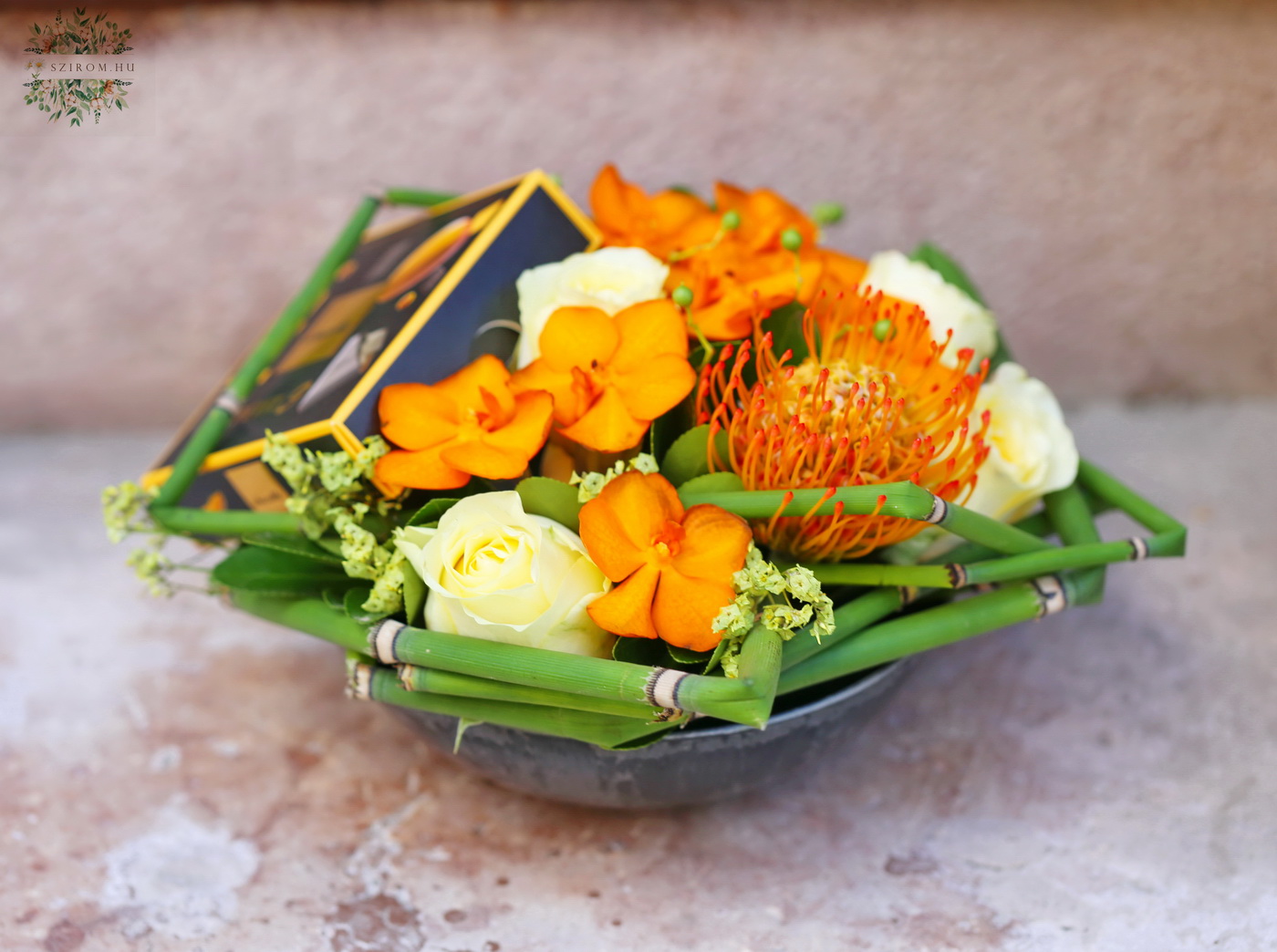 Blumenlieferung nach Budapest - Blumenschale mit Pralinen und Orchideen