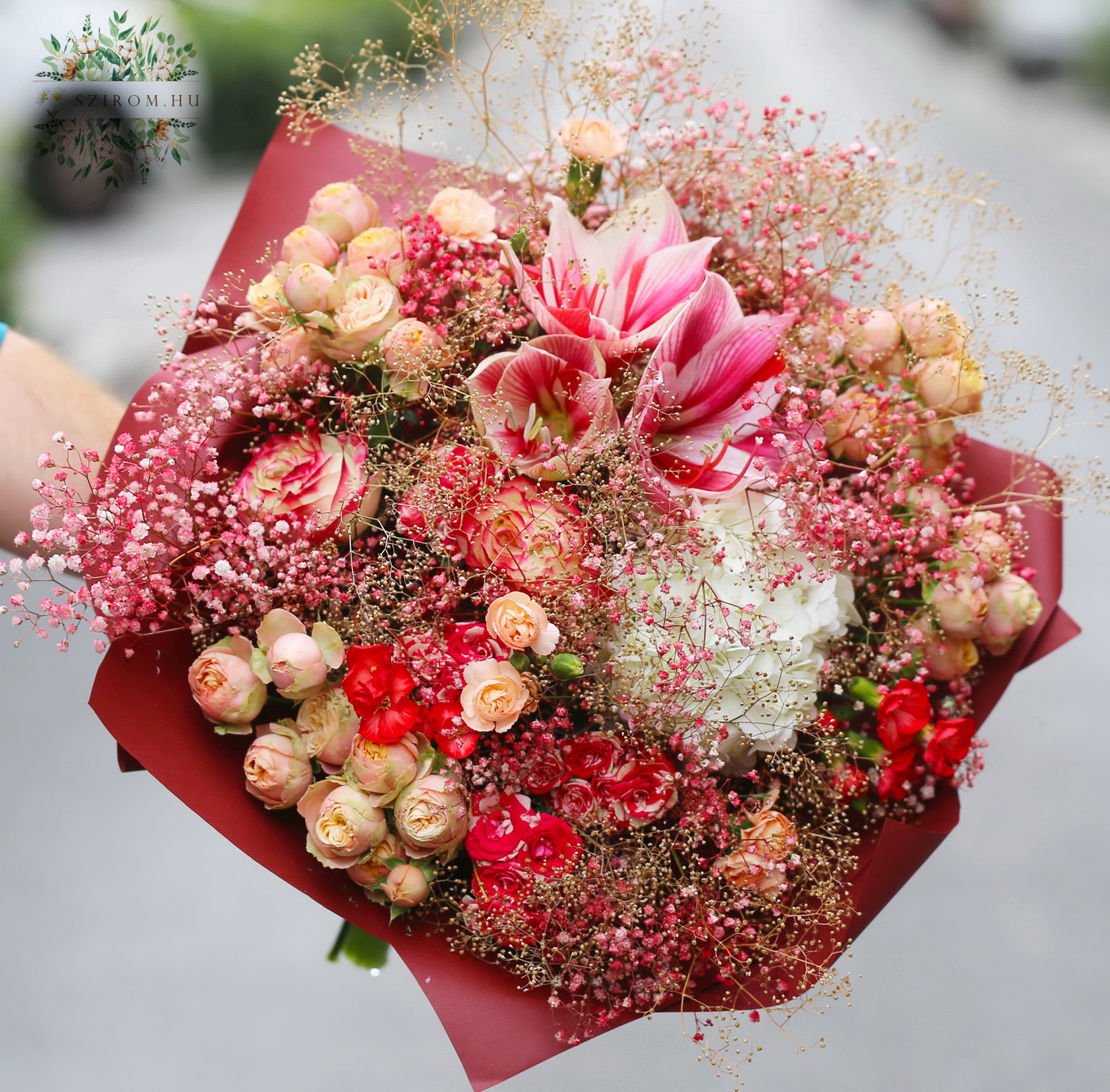 flower delivery Budapest - Big peach - red flower bouquet with cloud of small flowers