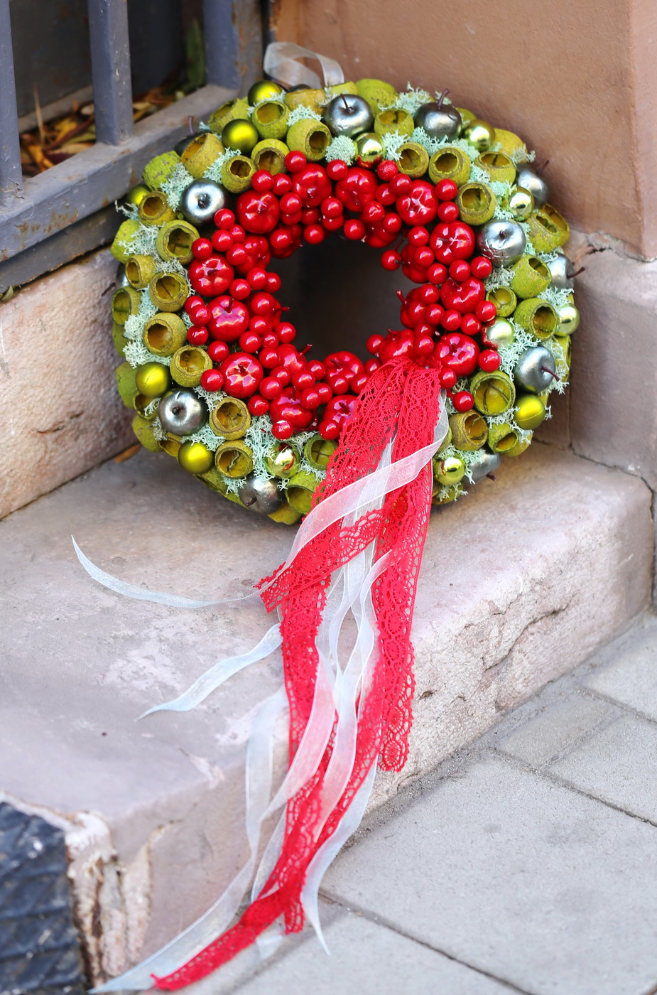 Blumenlieferung nach Budapest - Türklopfer oder dekorativer Kranz in Grün und Rot (31 cm)