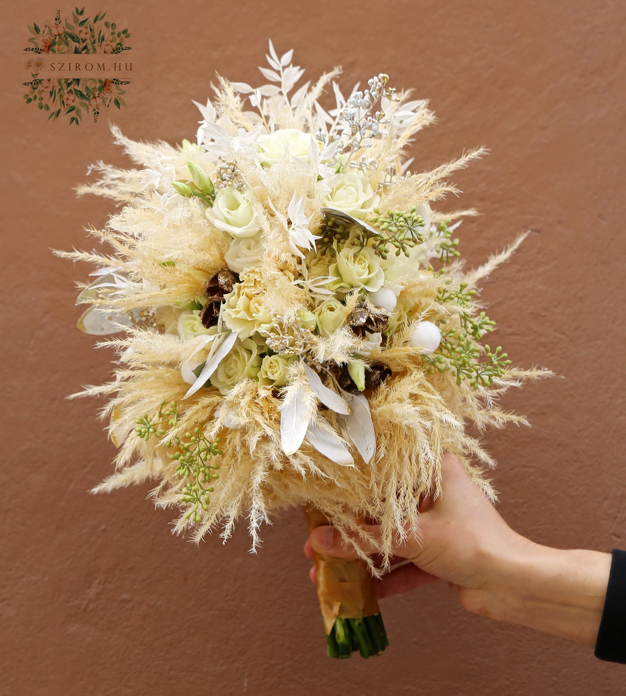 Virágküldés Budapest - Téli pampafüves bokros rózsás trendi ovális menyasszonyi csokor