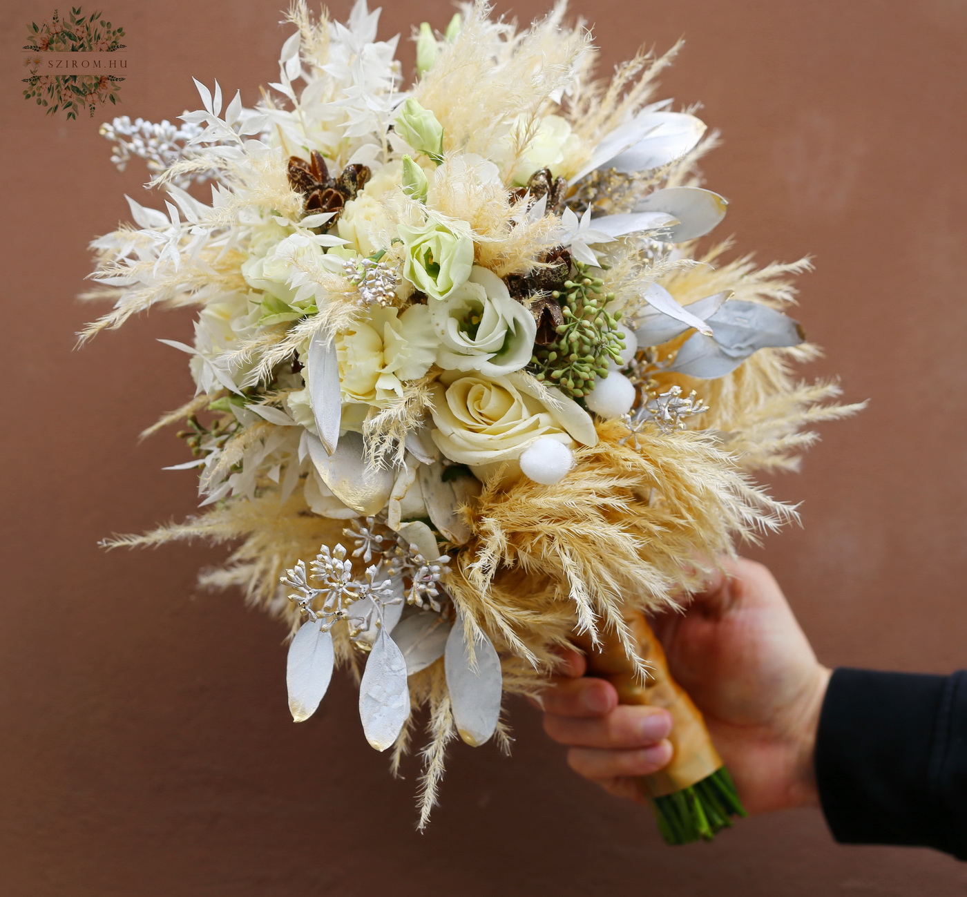 Virágküldés Budapest - Téli pampafüves bokros rózsás trendi ovális menyasszonyi csokor