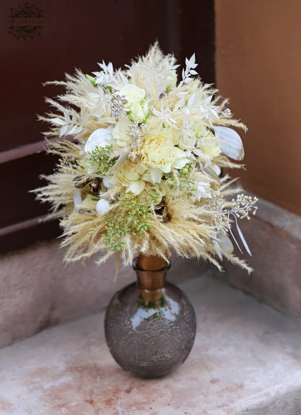 Virágküldés Budapest - Téli pampafüves bokros rózsás trendi ovális menyasszonyi csokor