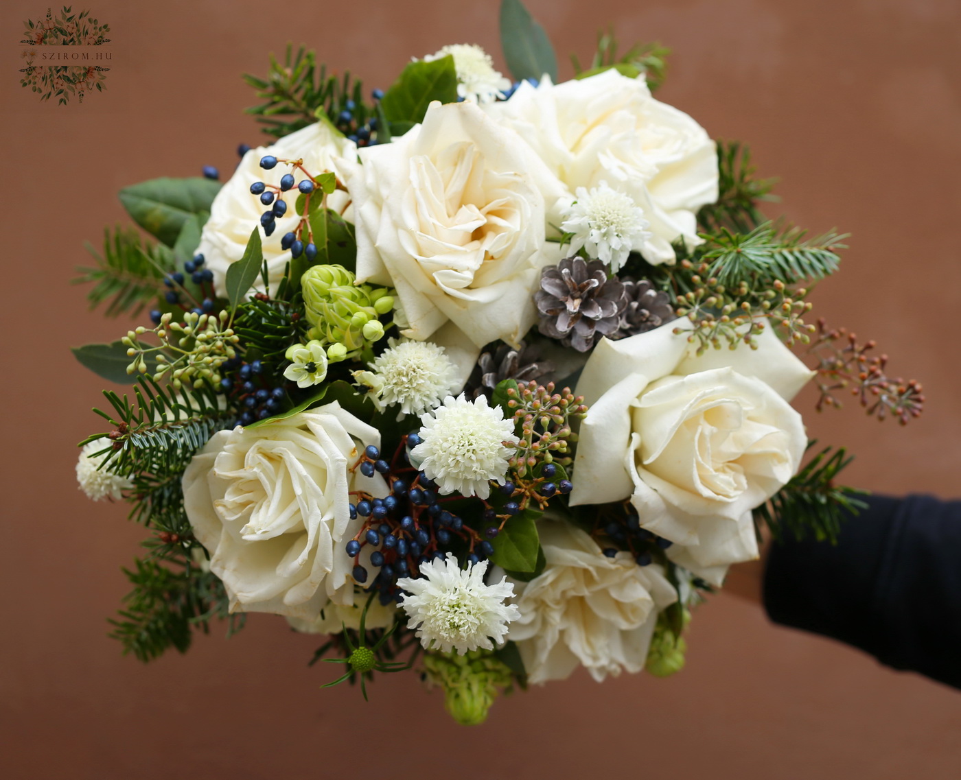 Virágküldés Budapest - Fehér rózsás téli menyasszonyi csokor reflexelt (kihajtott szirmú) rózsákkal