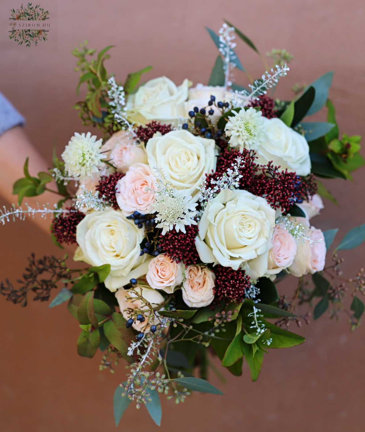 Blumenlieferung nach Budapest - Winterlicher Brautstrauß mit Rosen, Strauchrosen, Skimmie (weiß, pfirsichfarben, bordeauxrot)