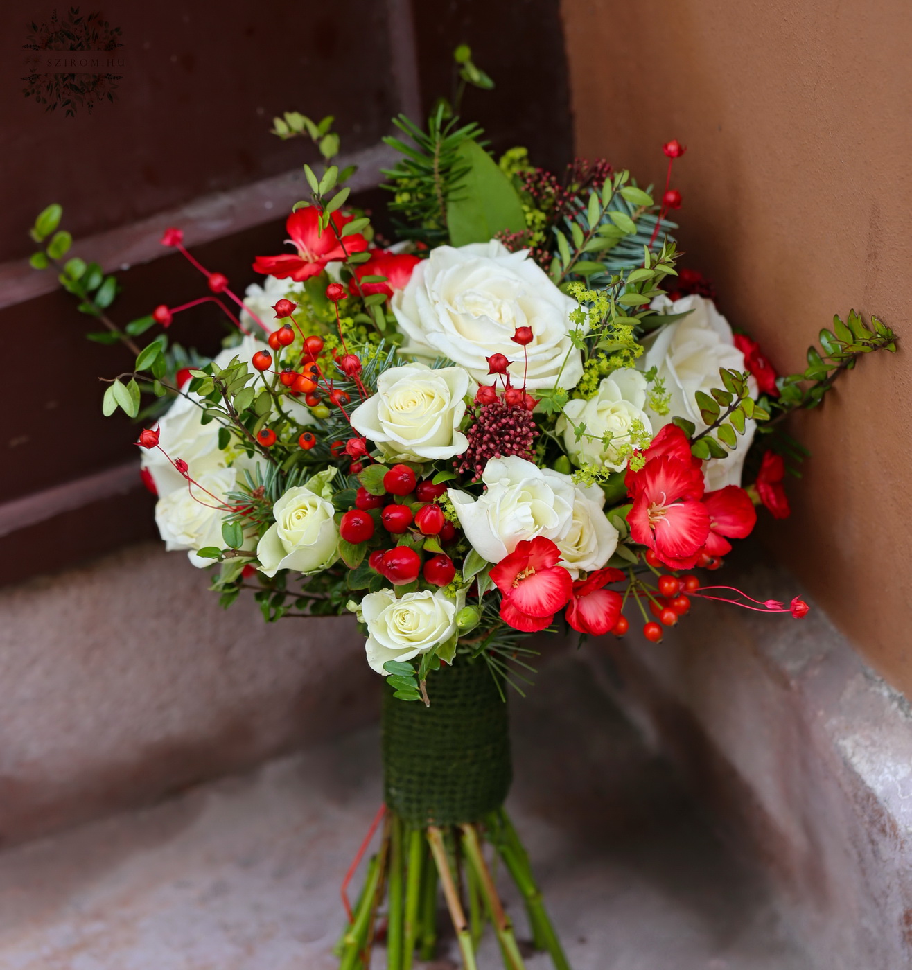 Blumenlieferung nach Budapest - Herbstlich-winterlicher Brautstrauß mit Rosen, Beeren (rote, weiße, Solomio-Nelken, Minirosen, Rosen)