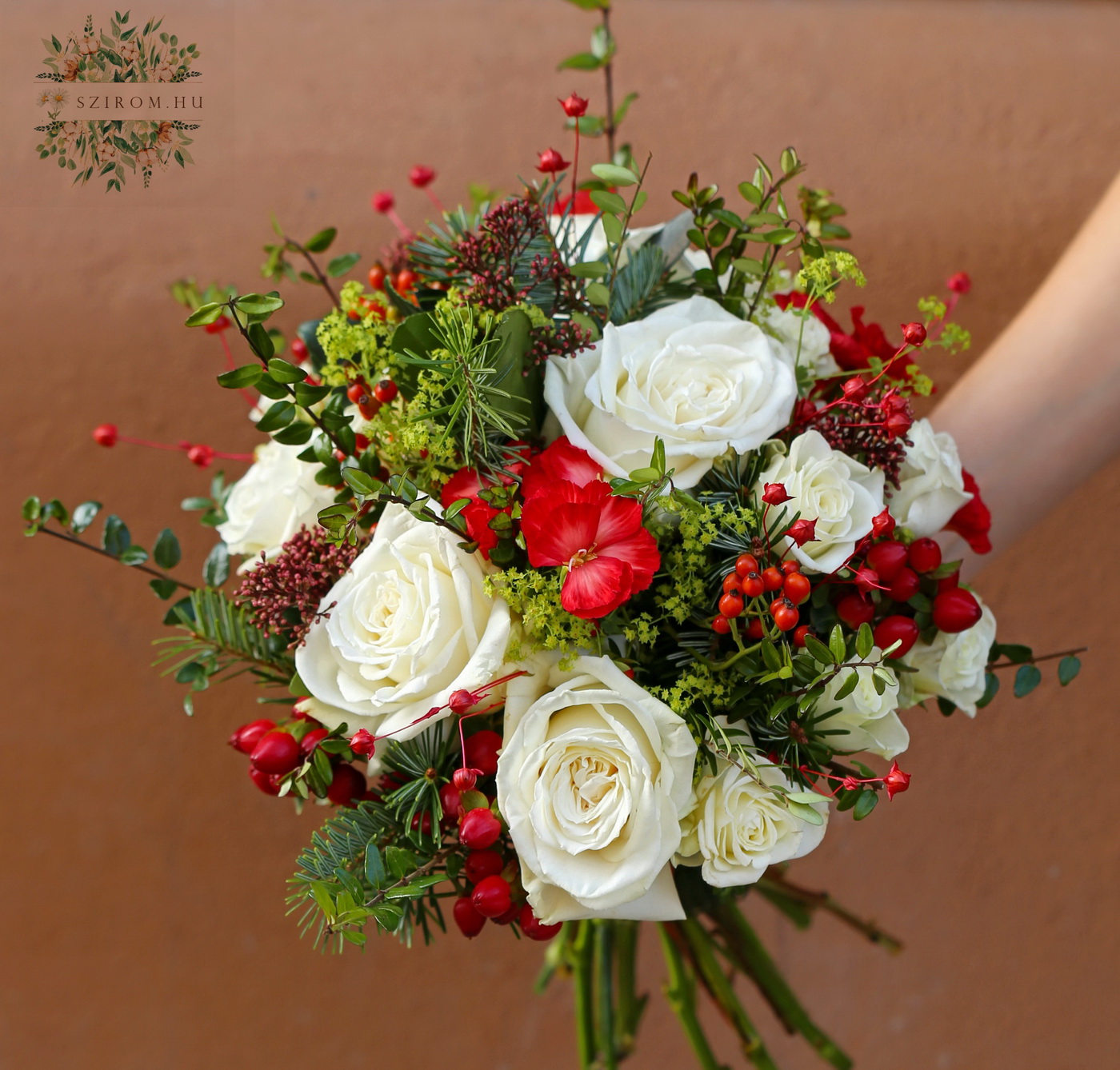 Blumenlieferung nach Budapest - Herbstlich-winterlicher Brautstrauß mit Rosen, Beeren (rote, weiße, Solomio-Nelken, Minirosen, Rosen)