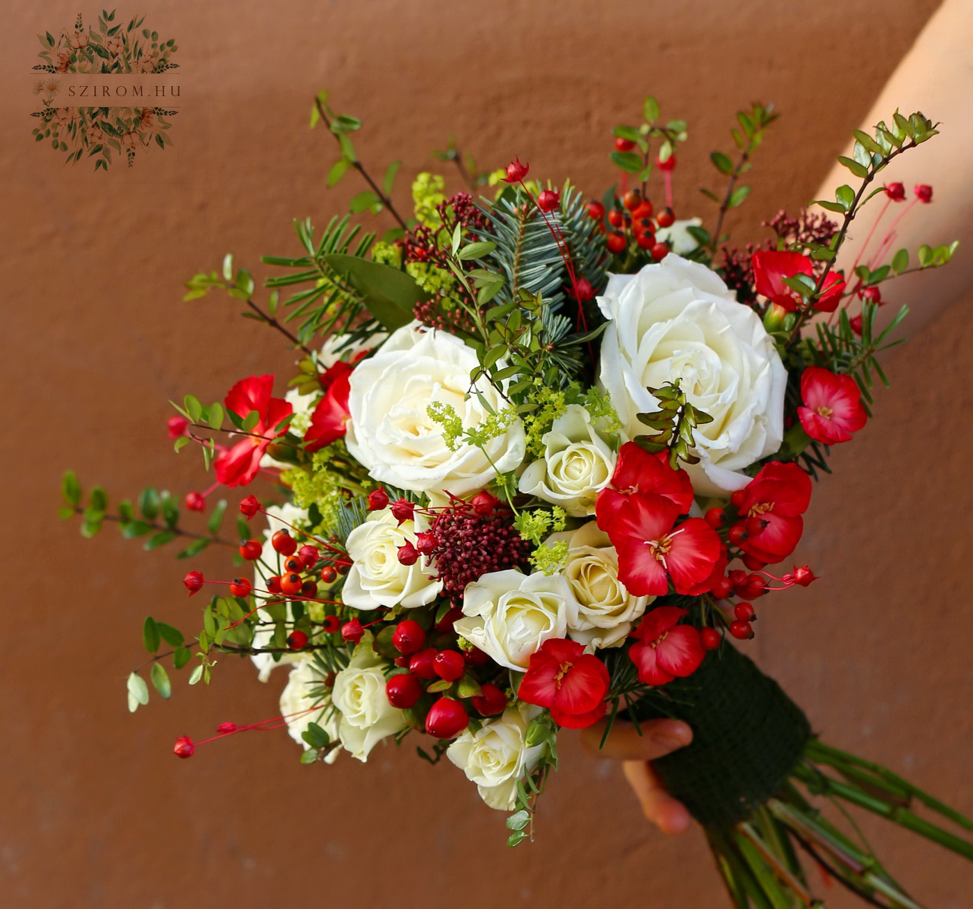 Blumenlieferung nach Budapest - Herbstlich-winterlicher Brautstrauß mit Rosen, Beeren (rote, weiße, Solomio-Nelken, Minirosen, Rosen)