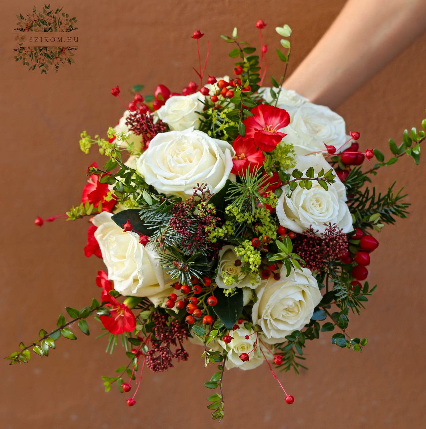 Blumenlieferung nach Budapest - Herbstlich-winterlicher Brautstrauß mit Rosen, Beeren (rote, weiße, Solomio-Nelken, Minirosen, Rosen)