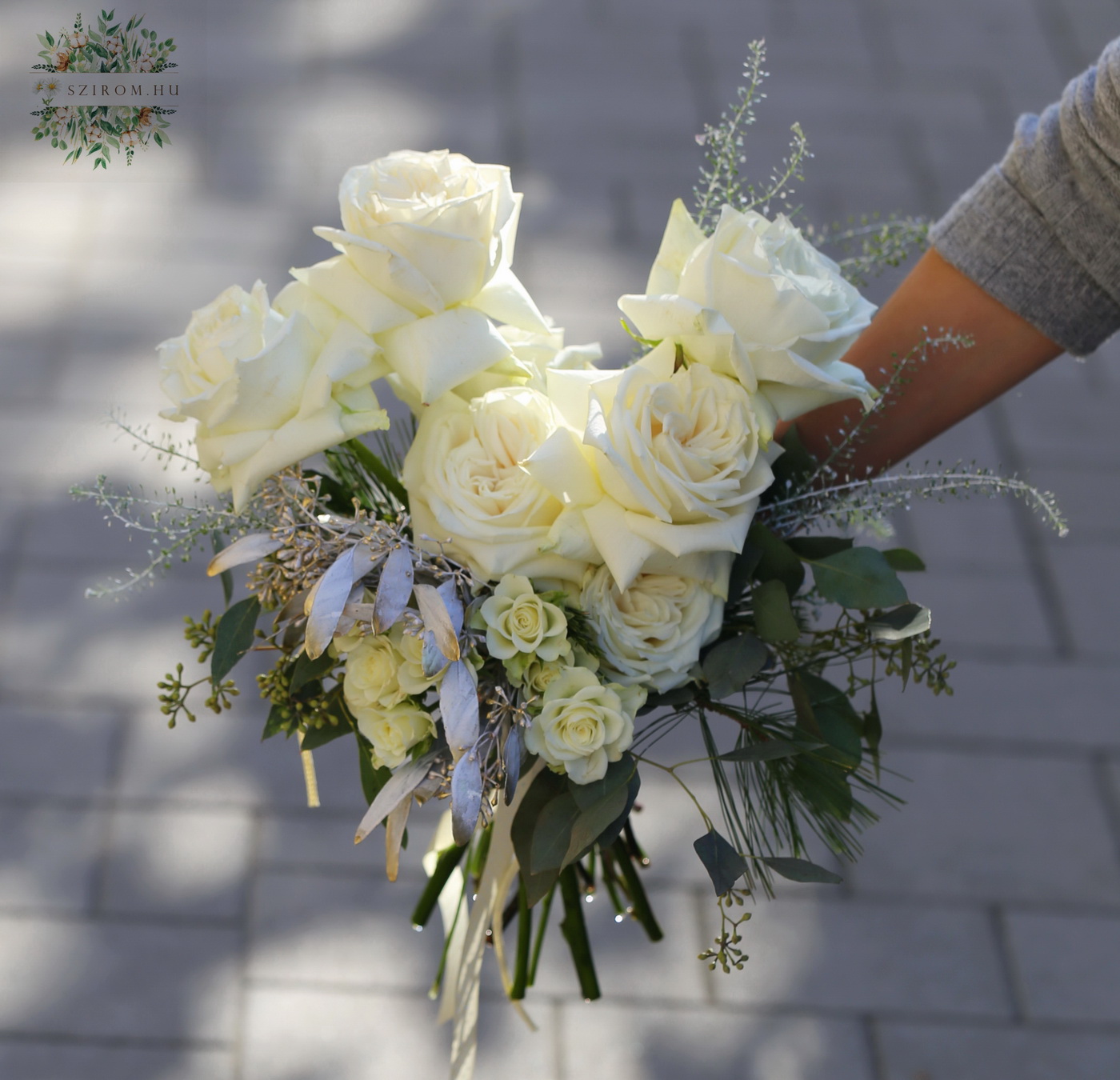 Blumenlieferung nach Budapest - Moderner winterlicher Brautstrauß mit zurückgebogenen  weißen Rosen