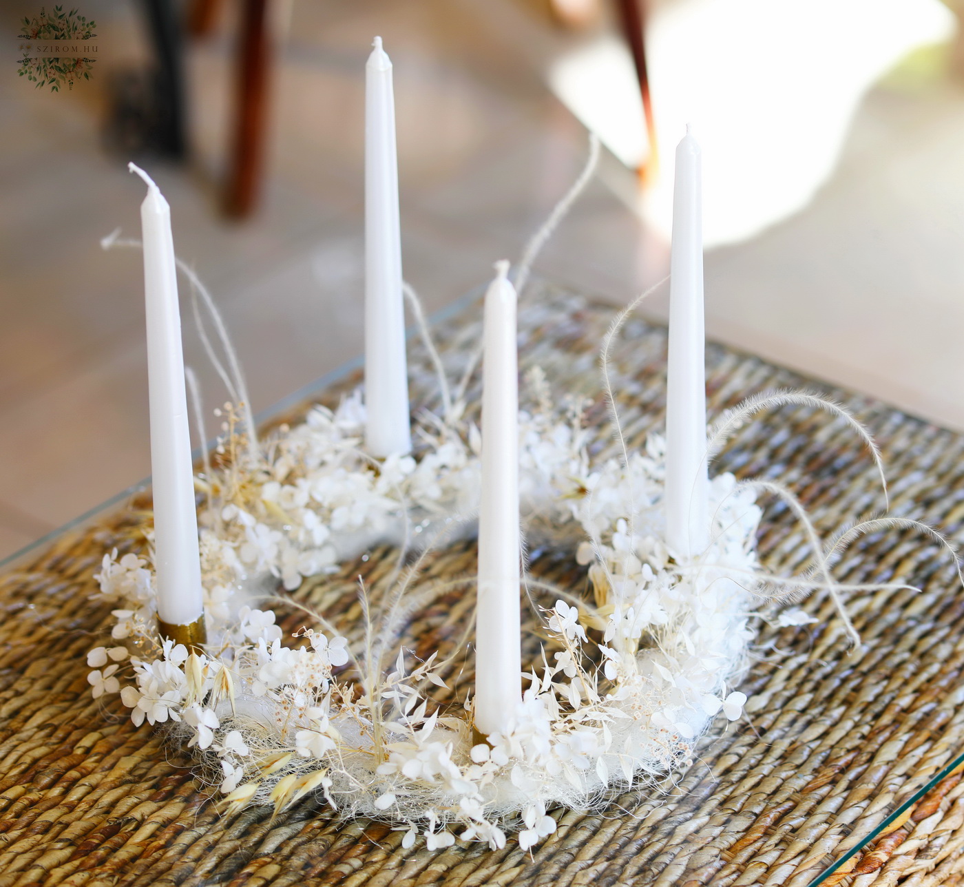 Virágküldés Budapest - Légies trendi modern adventi koszorú fehér színben (35cm)