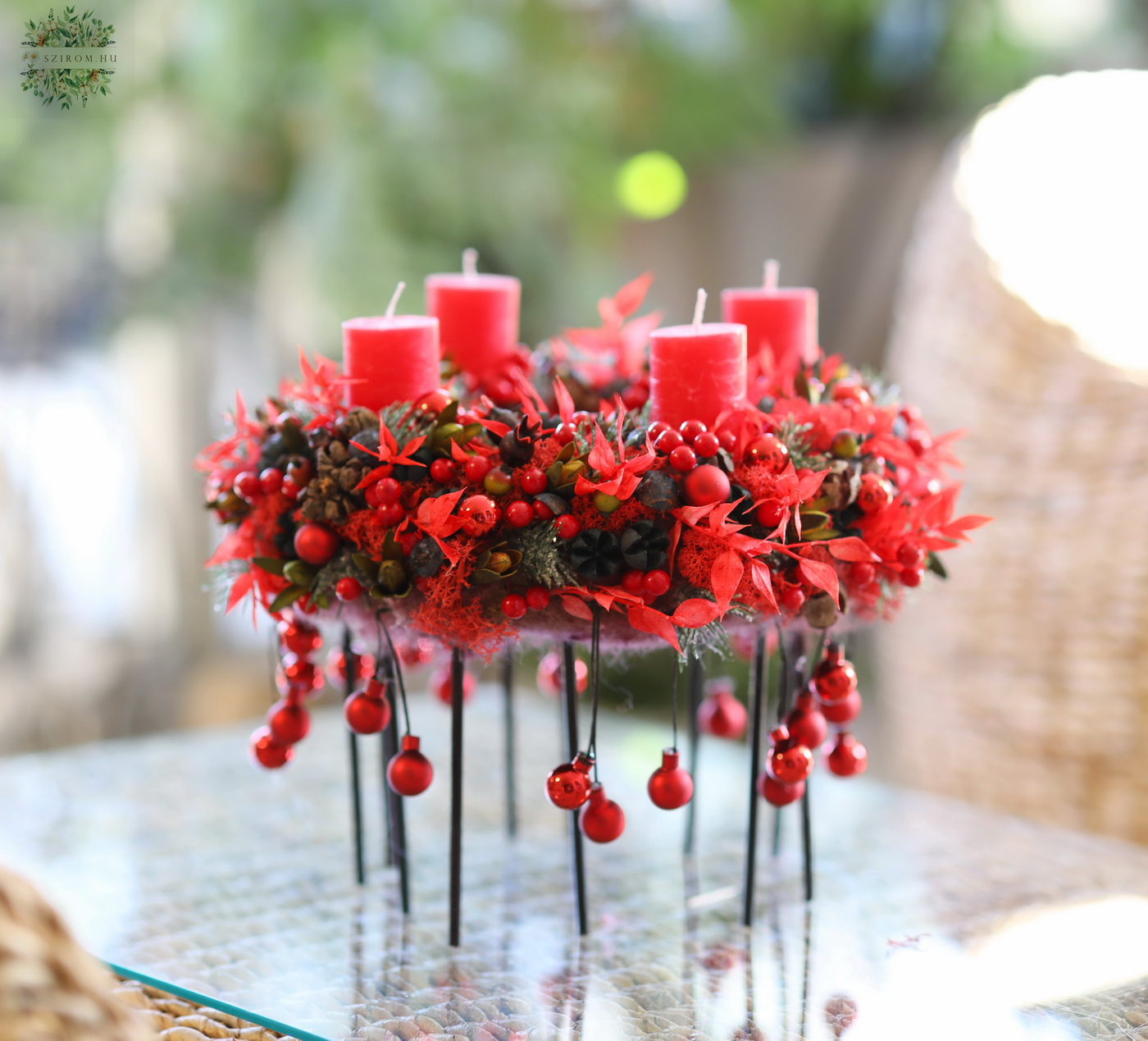 Virágküldés Budapest - Piros adventi koszorú lábakon, csüngő karácsonyfadíszekkel (35cm)