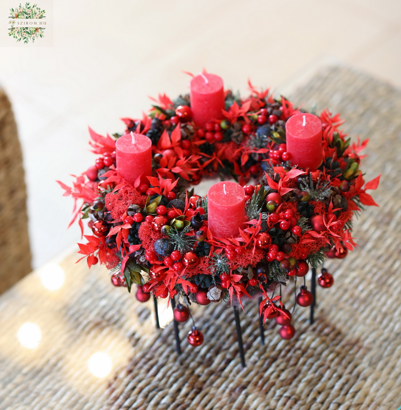 Virágküldés Budapest - Piros adventi koszorú lábakon, csüngő karácsonyfadíszekkel (35cm)