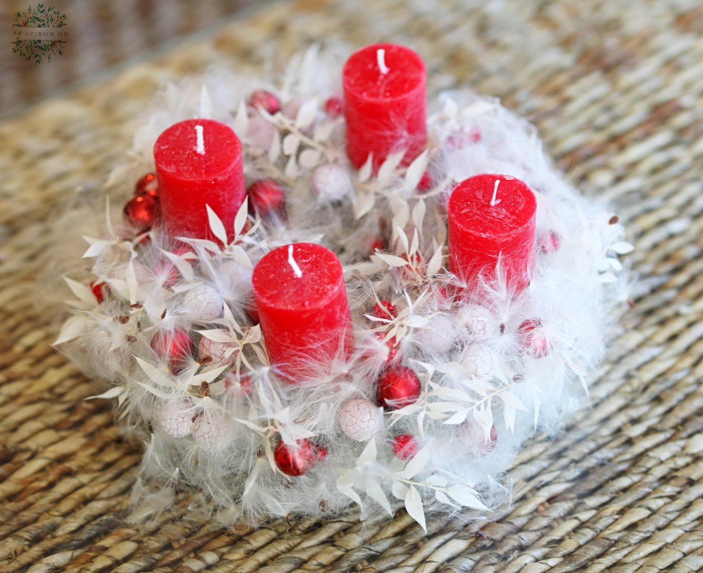 Blumenlieferung nach Budapest - Flauschiger Adventskranz mit roten Kerzen (30 cm)