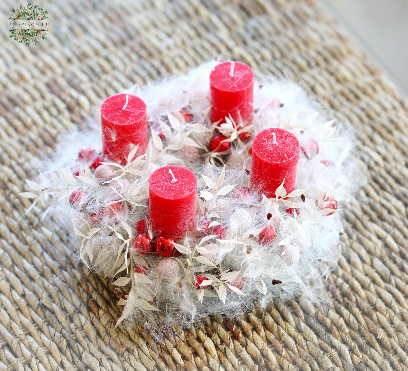 Blumenlieferung nach Budapest - Flauschiger Adventskranz mit roten Kerzen (30 cm)