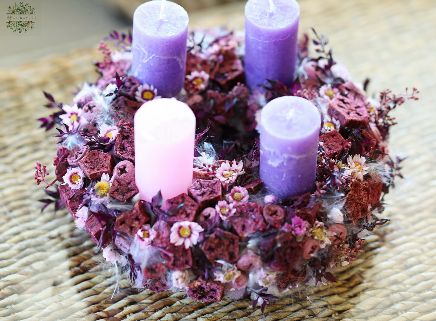 Blumenlieferung nach Budapest - Traditioneller lila-rosa Adventskranz mit Blumen (35cm)