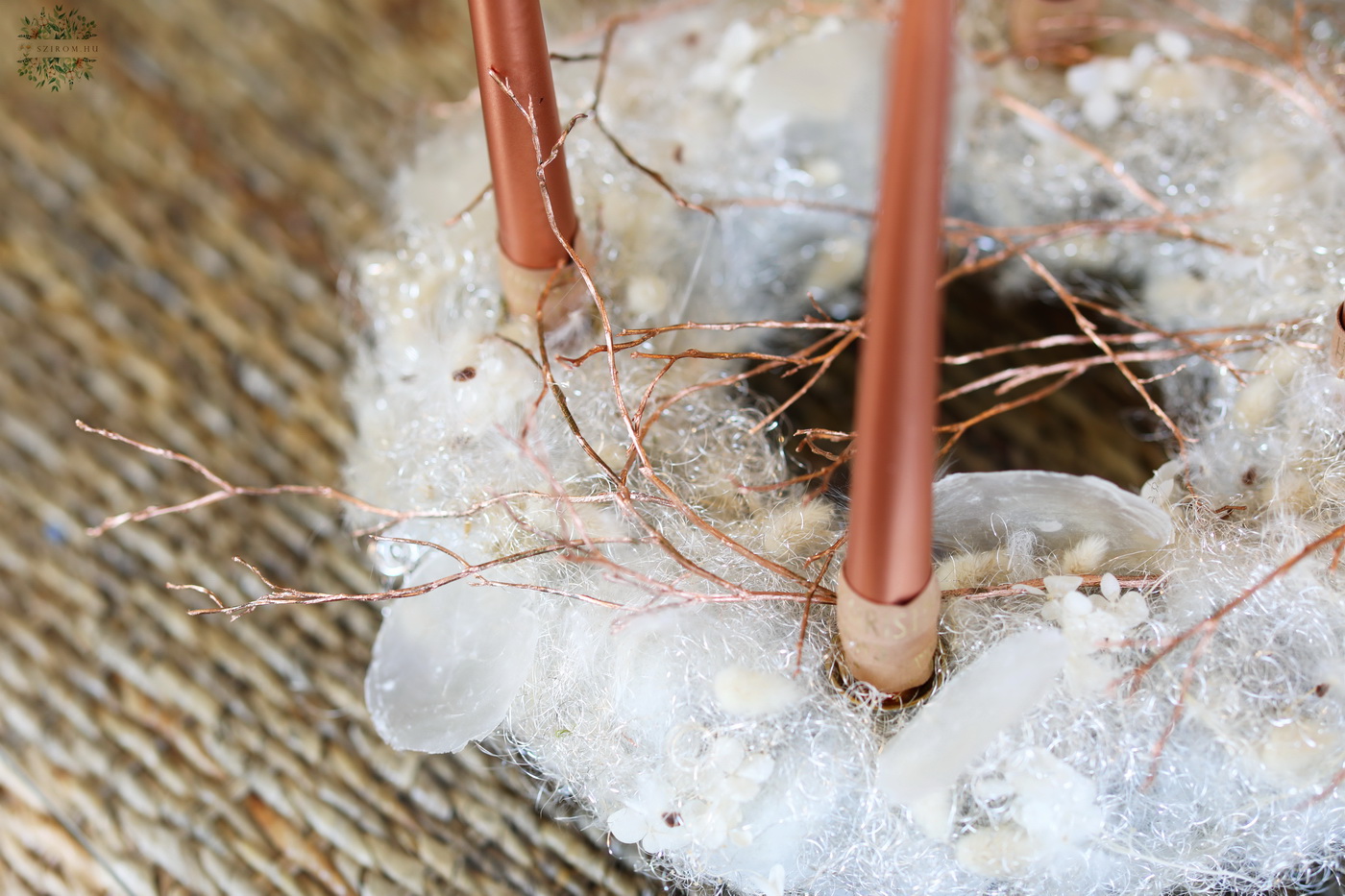 Virágküldés Budapest - Különleges légies adventi koszorú ezüst angyalhajból, bronz ágakkal, kagyló lapokkal (35cm)