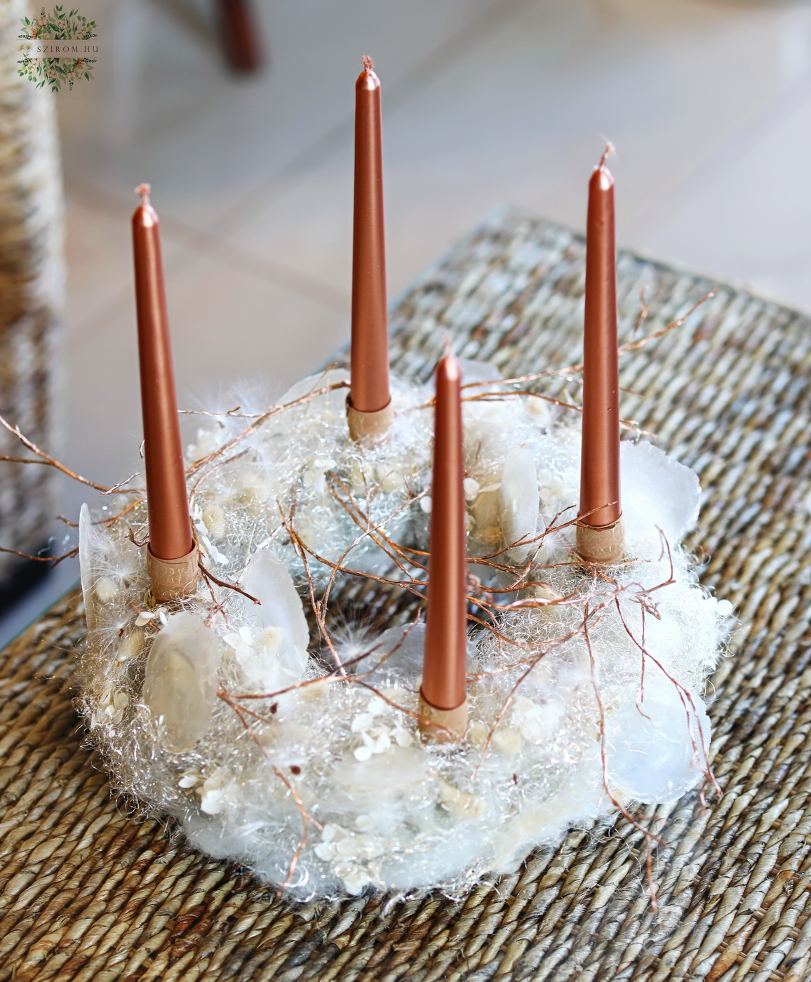 Virágküldés Budapest - Különleges légies adventi koszorú ezüst angyalhajból, bronz ágakkal, kagyló lapokkal (35cm)