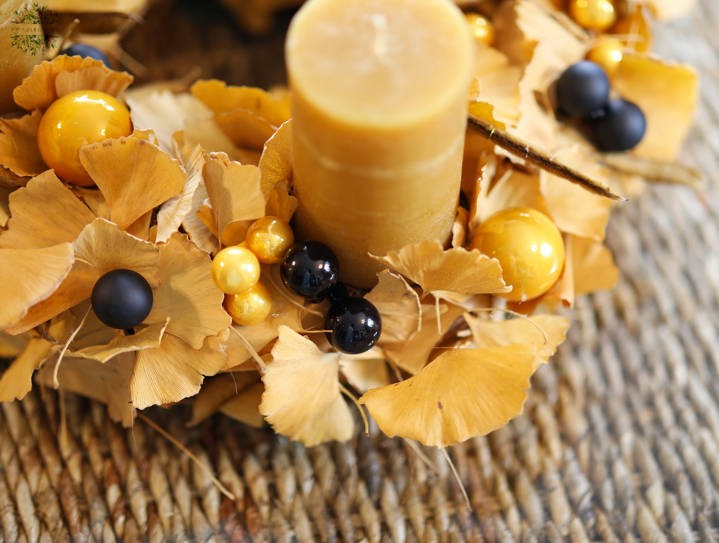 Virágküldés Budapest - Ginko leveles nagy adventi koszorú fekete és okker gömbökkel (40cm)