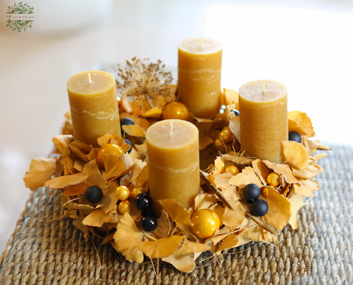 Virágküldés Budapest - Ginko leveles nagy adventi koszorú fekete és okker gömbökkel (40cm)