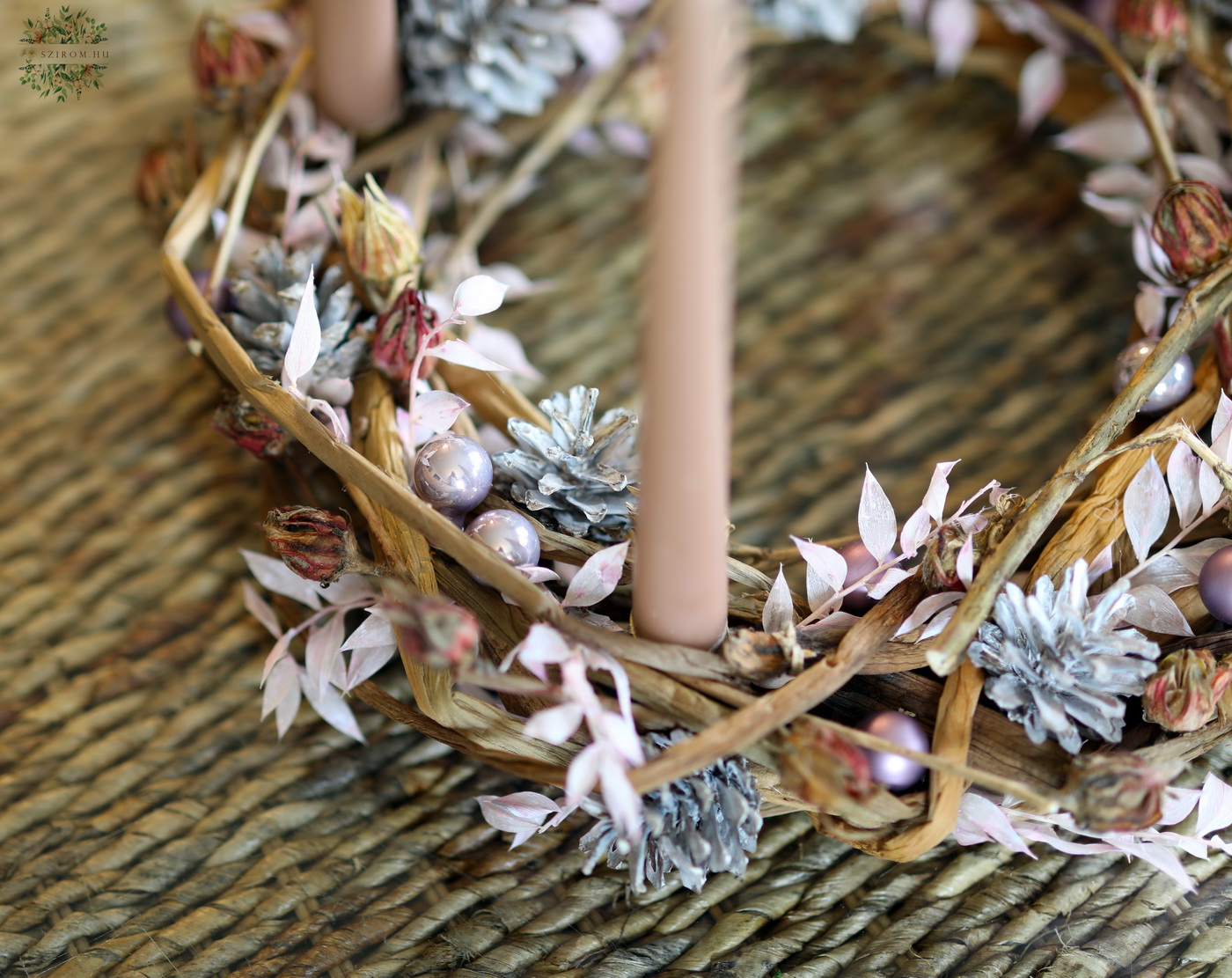 Virágküldés Budapest - Modern adventi koszorú vizililiom szár alapon, pasztell színekkel (35cm)