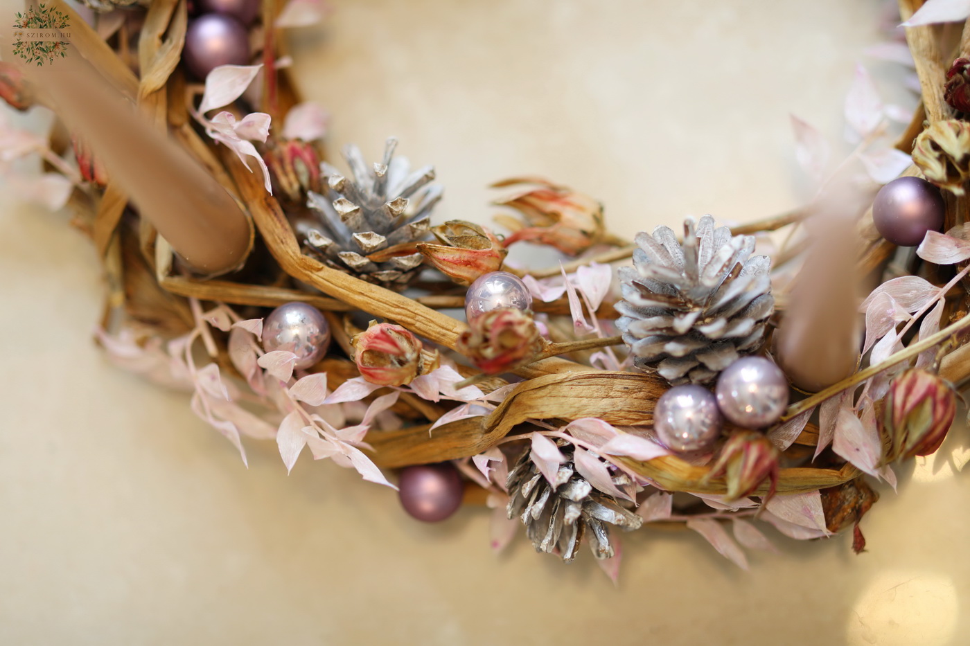 Virágküldés Budapest - Modern adventi koszorú vizililiom szár alapon, pasztell színekkel (35cm)
