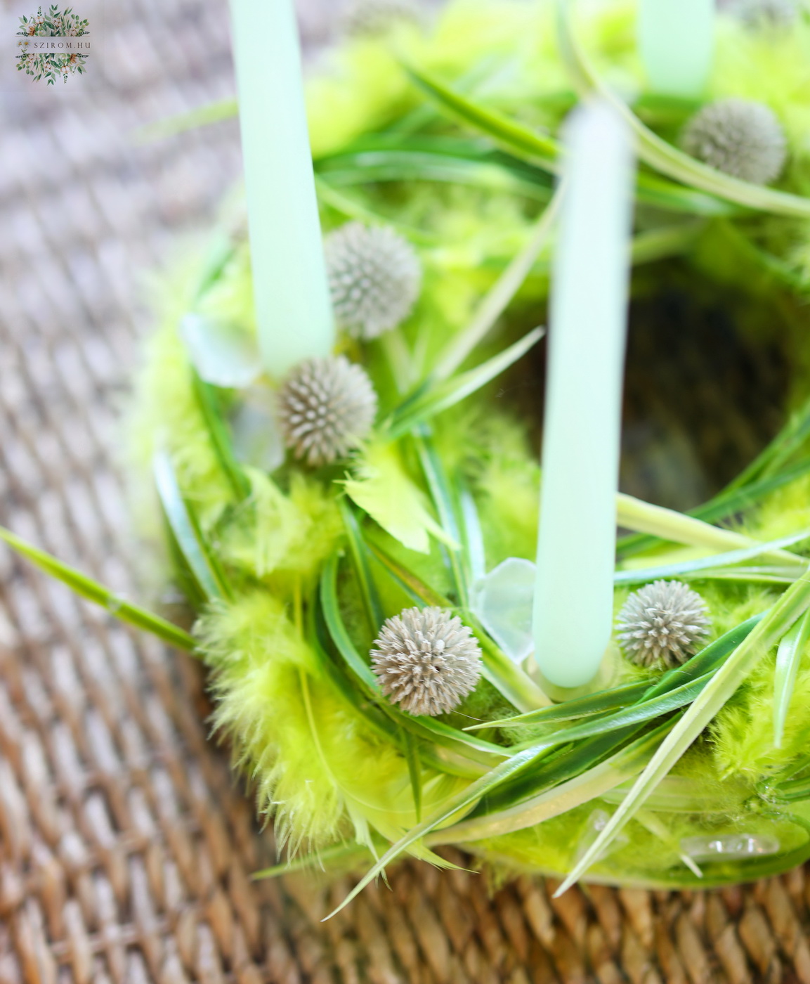 Virágküldés Budapest - Modern adventi koszorú, fűzöld, pelyhes (35cm)