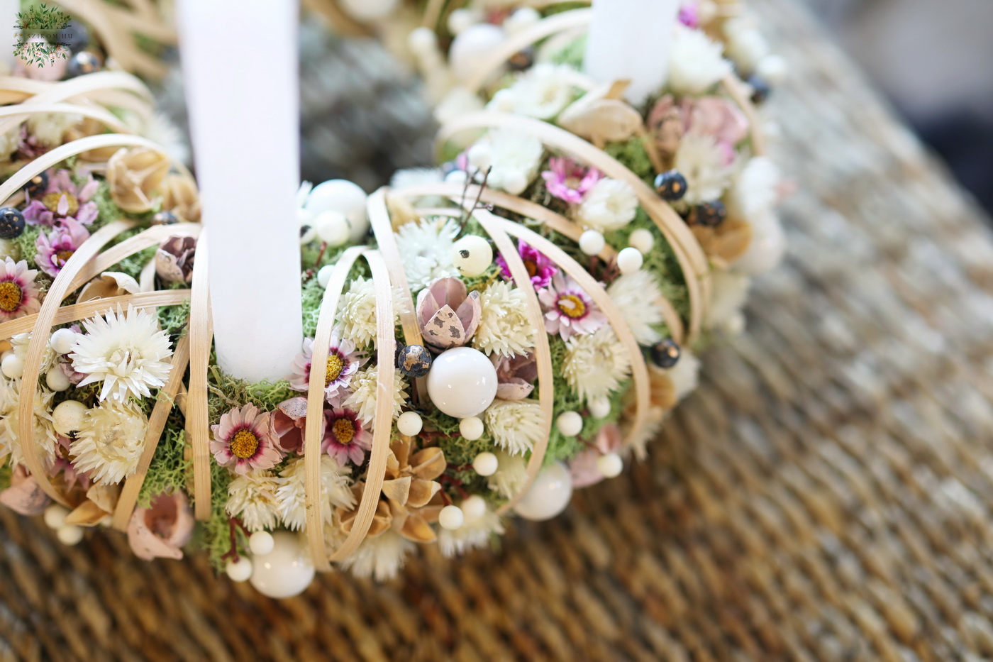 Virágküldés Budapest - Modern adventi koszorú virágokkal (40cm)