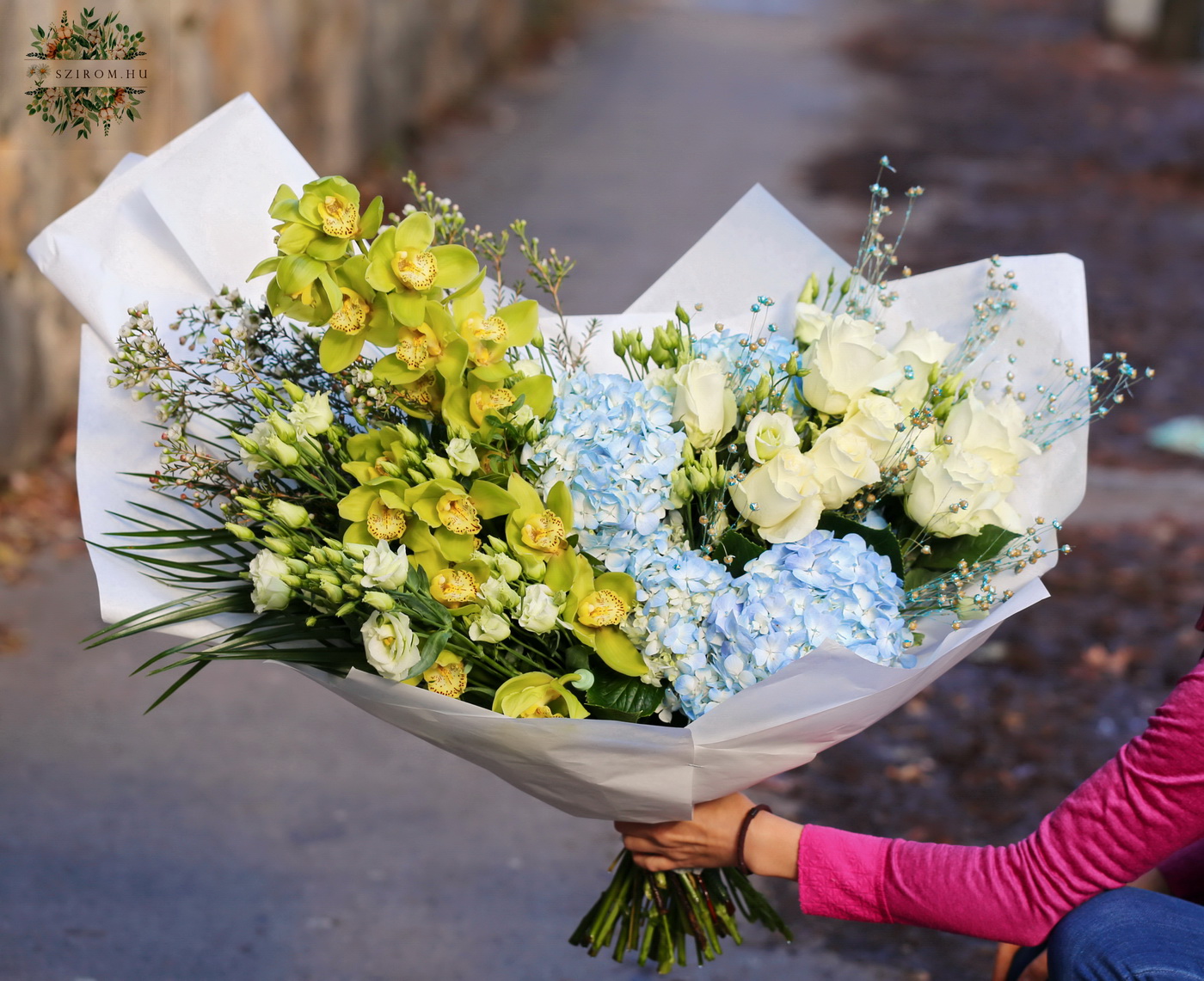 flower delivery Budapest - green-blue-white large moon-shaped bouquet