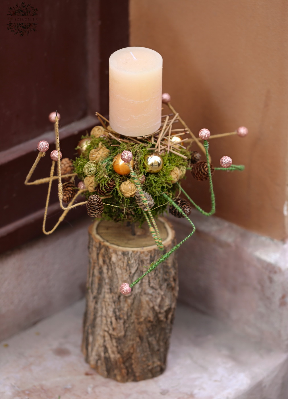 Blumenlieferung nach Budapest - Kerzenständer auf einem Holzscheit mit moderner Verzierung (48 cm)