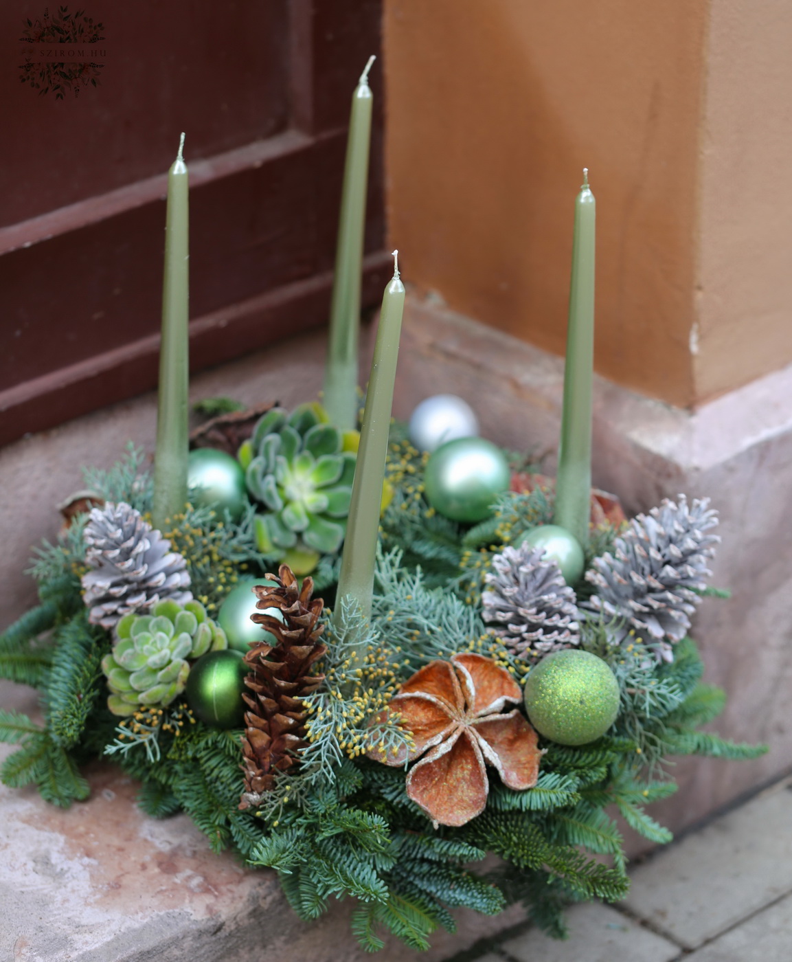 flower delivery Budapest - green live fir Advent wreath with balls, sempervivum and fruits (43cm)