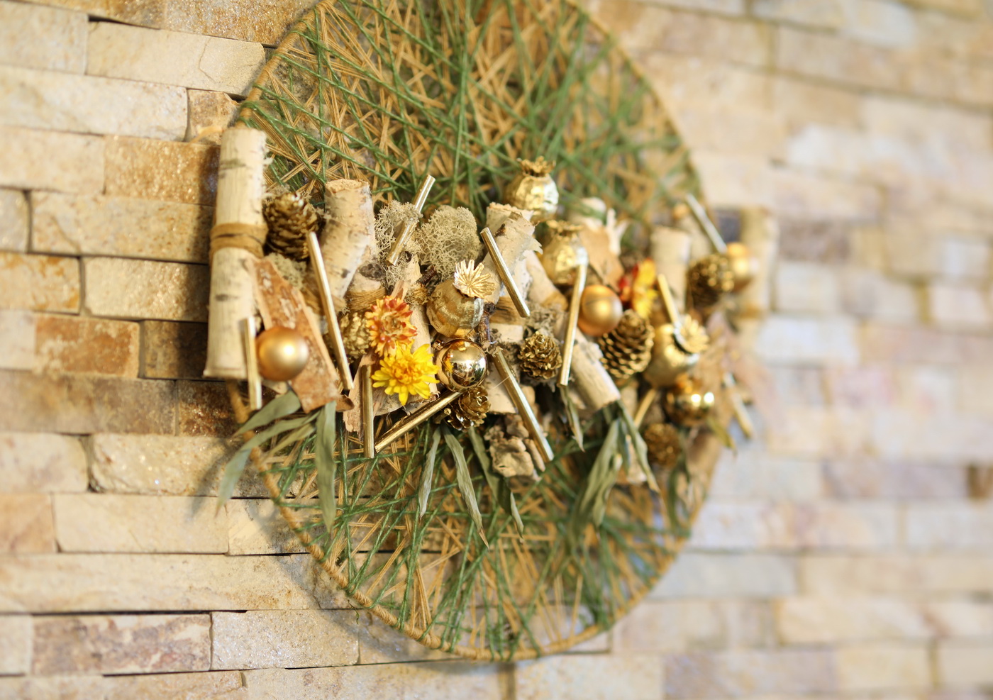 Blumenlieferung nach Budapest - moderne Weihnachtswanddekoration auf Garnbasis (40 cm)