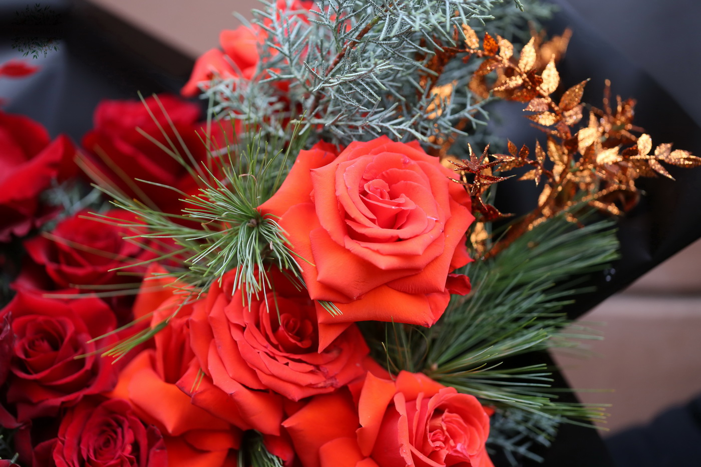 Virágküldés Budapest - Téli, izzó, vörös rózsás félhold csokor 