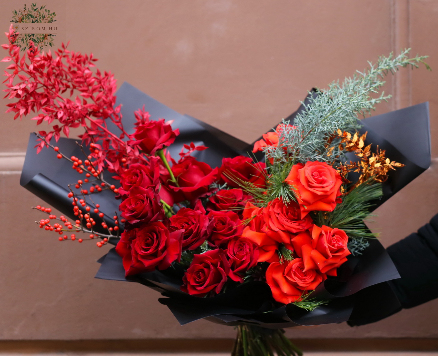 Virágküldés Budapest - Téli, izzó, vörös rózsás félhold csokor 