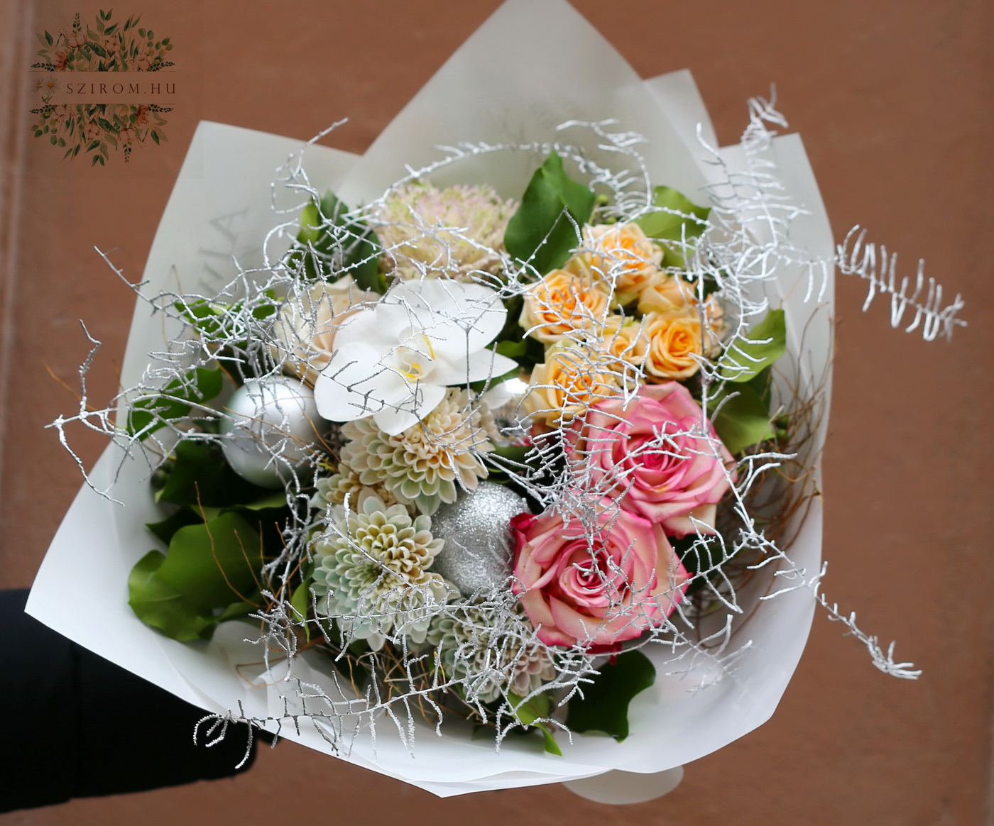 Virágküldés Budapest - Téli pasztell csokor ezüstös korallpáfránnyal, rózsával, orchideával